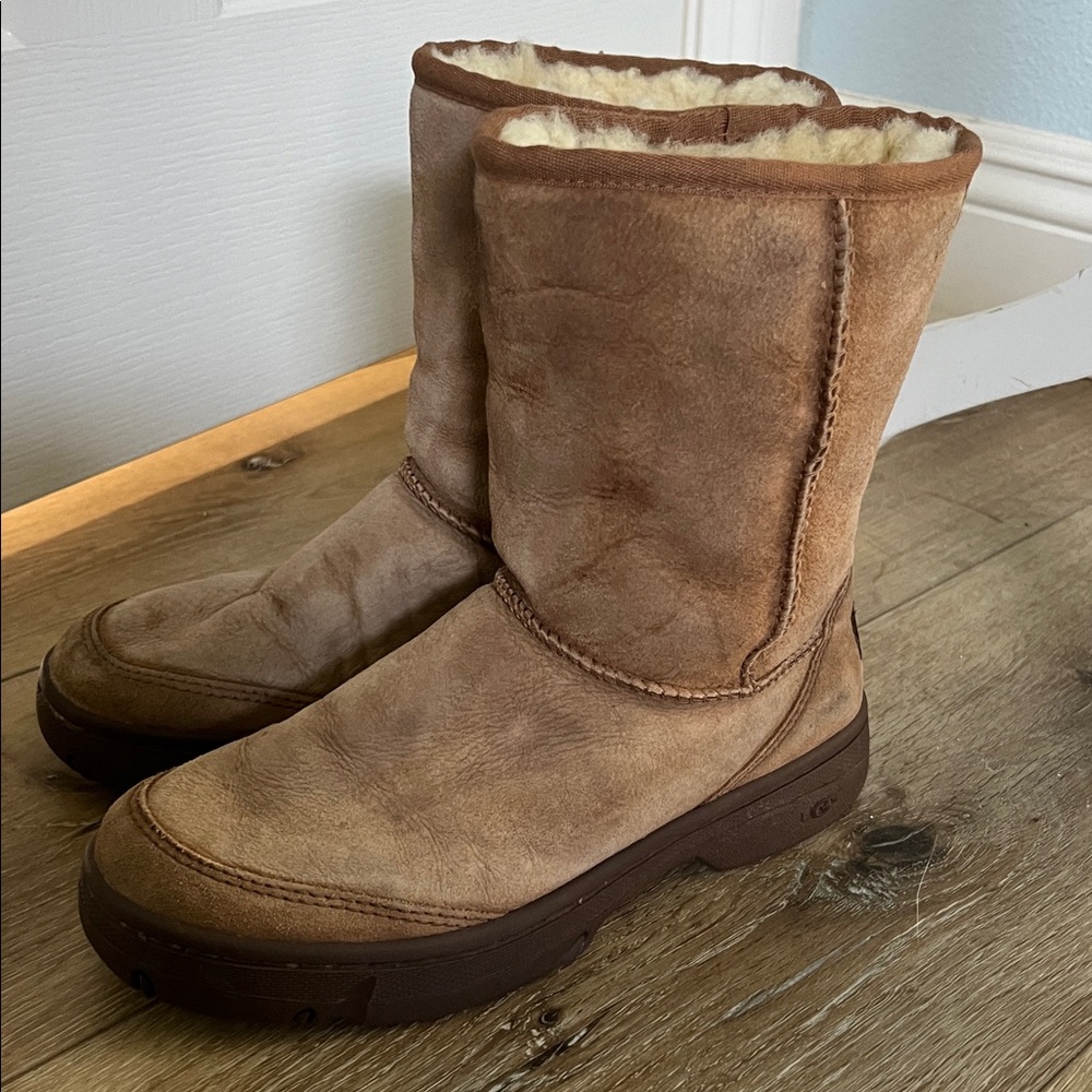 🛑 1 hour sale. UGG, size 7, Mid Height Tan Beige Suede Winter Boots